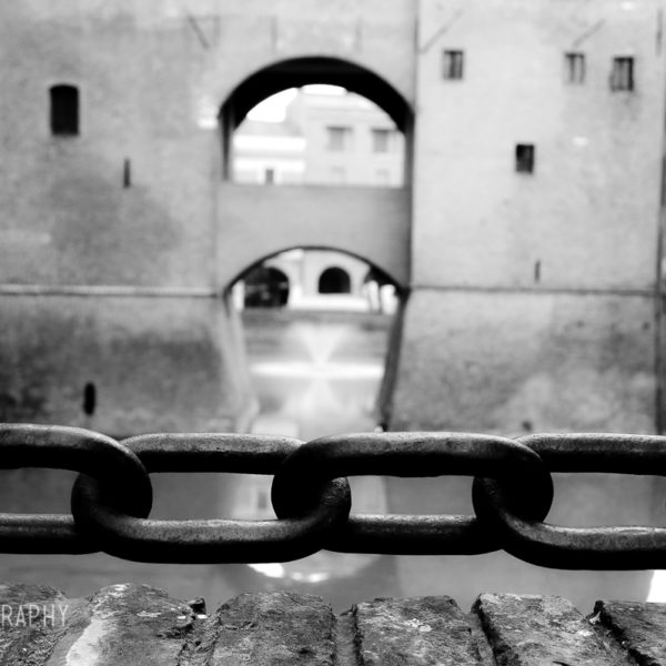 catene Ferrara borgo centro storico