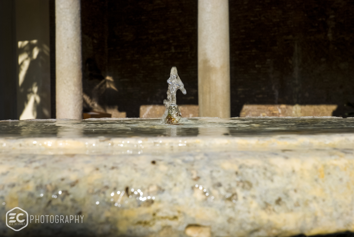 zampillo di acqua fontana roma porticato